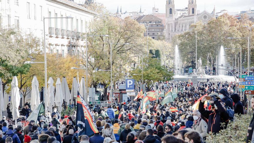 Una multitud se dirige hacia la plaza de Neptuno, en una manifestación contra la reforma de la Ley de Seguridad Ciudadana, frente al Congreso de los Diputados, a 27 de noviembre de 2021, en Madrid (España). Líderes políticos y sindicatos policiales protes