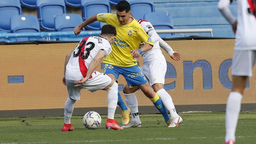 La UD Las Palmas y el Rayo igualan en un choque trepidante