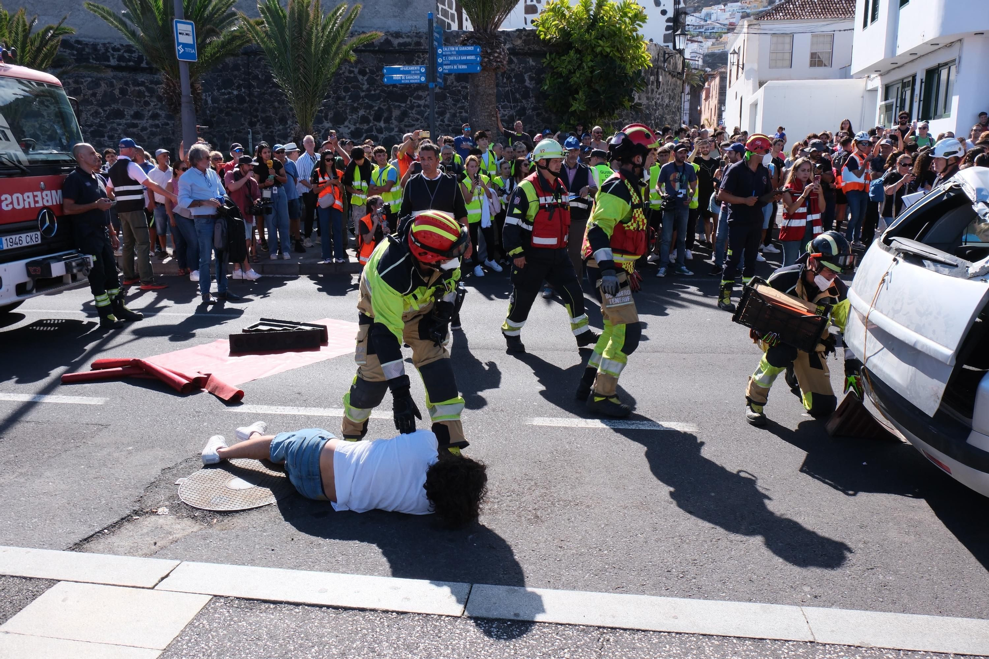 Personal de emergencias, atendiendo a heridos durante el simulacro de erupción en Garachico.