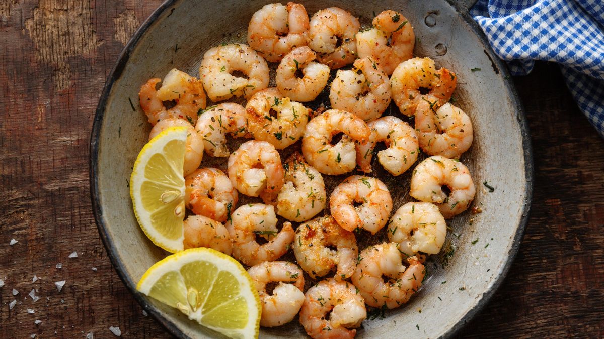 Las gambas al ajillo con una de las tapas más populares en bares y restaurantes españoles