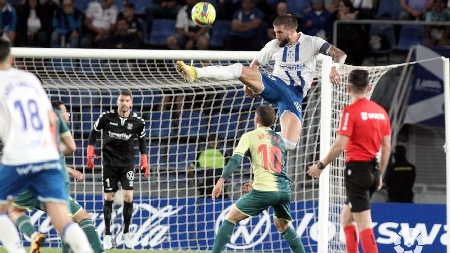 El Tenerife, peleado con la puntería, permite que gane el Eibar