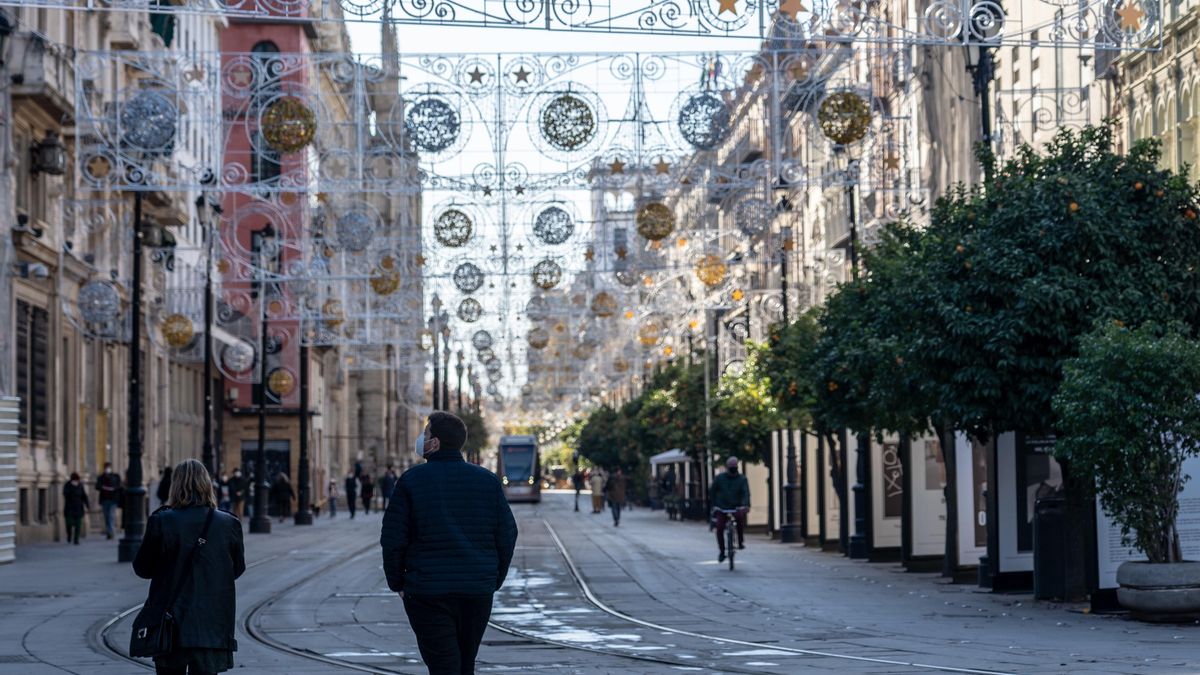 Archivo - La Avenida de la Constitución de Sevilla, en el primer día del puente de la constitución de 2020. (Foto de archivo).
