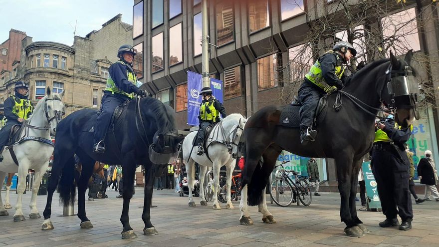 Mujeres policías, a caballo, patrullan la peatonal de Glasgow