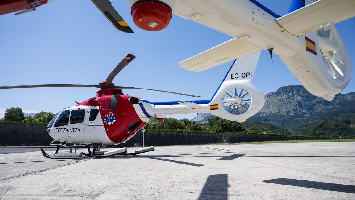 Se accidenta el helicóptero de la Ertzaintza en el incendio forestal de Galarreta y los cuatro ocupantes salen ilesos