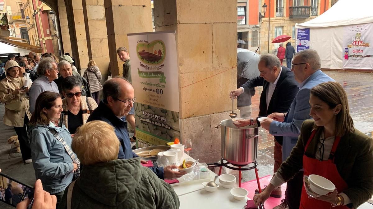 Los productos de León toman Gijón con la cuarta feria, que incluye catas y un desfile de pendones