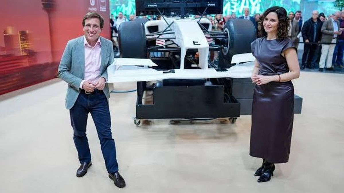 El alcalde de Madrid, José Luis Martínez-Almeida, y la presidenta autonómica, Isabel Díaz Ayuso, en Fitur, con un coche de Fórmula 1.