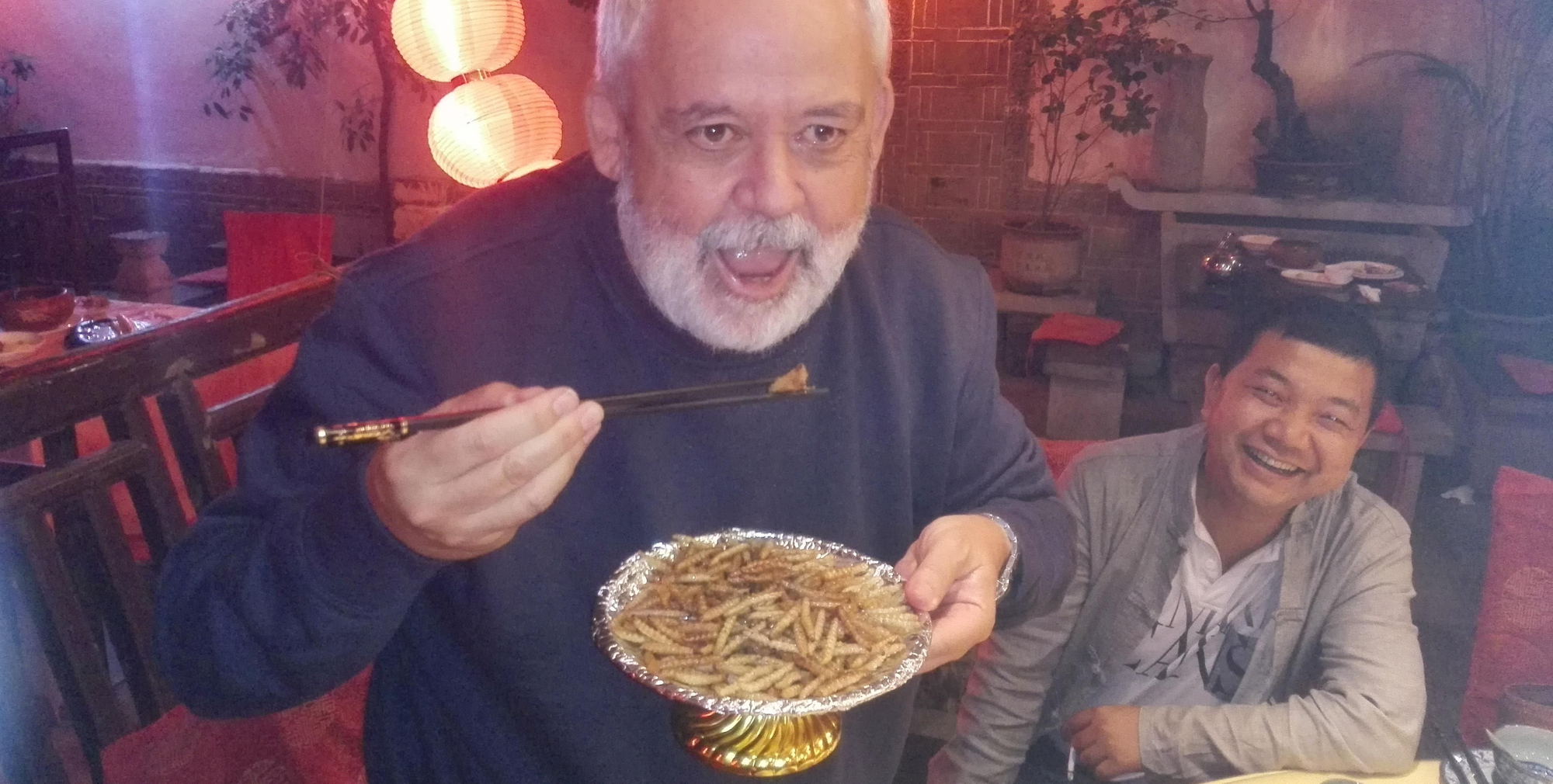 Juan Capote comiendo gusanos en China.