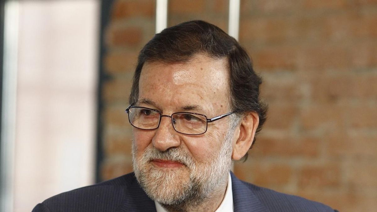 Rajoy cree que Rivera le ataca para justificar "el haberse pasado con armas y bagaje" a apoyar al PSOE