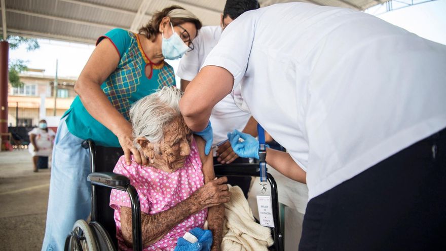 Una mujer mayor recibe la vacuna contra el coronavirus hoy, en el Istmo de Tehuantepec, estado de Oaxaca (México). EFE/ Luis Villalobos