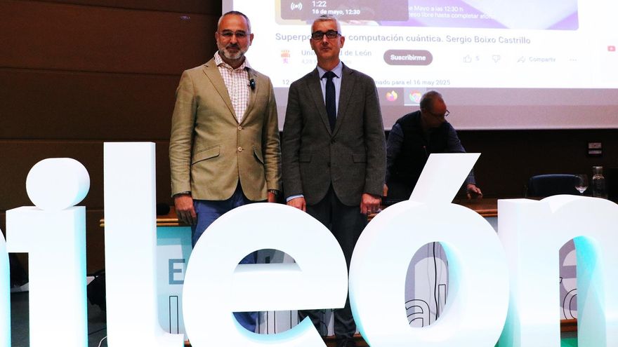 El científico leonés de computación cuántica de Google, Sergio Boixo (i), en la ULE.