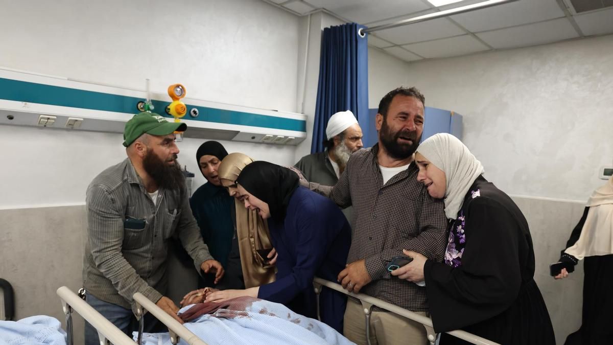 Cuatro palestinos y un israelí mueren en un tiroteo tras la entrada de colonos en una aldea de Cisjordania