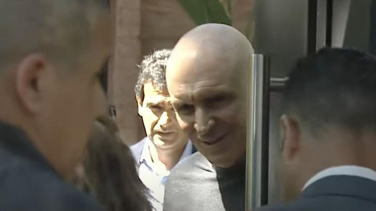 José Luis Espert, este jueves, al abrirle la puerta a los funcionarios judiciales para su allanamiento.