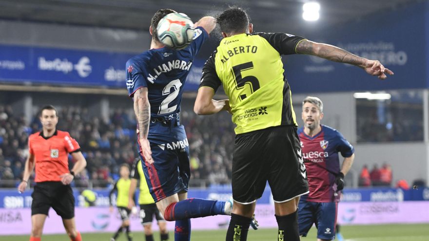 Alberto remata un balón en el Huesca-Tenerife de este miércoles.