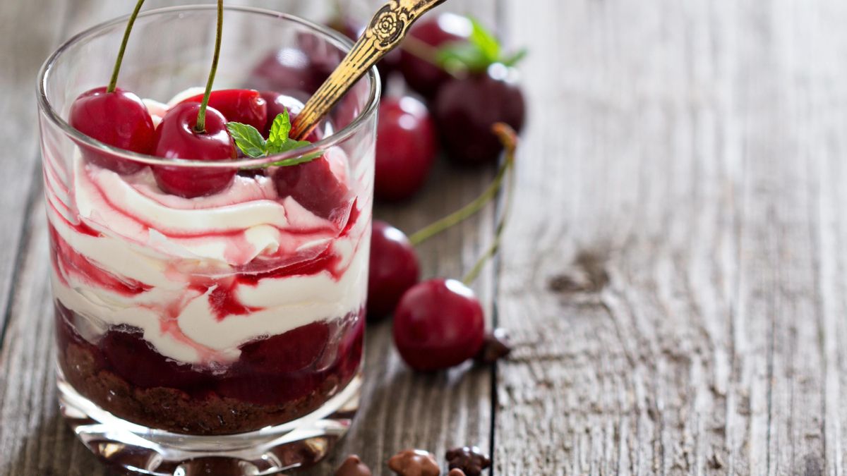 Vasito de queso mascarpone con cerezas