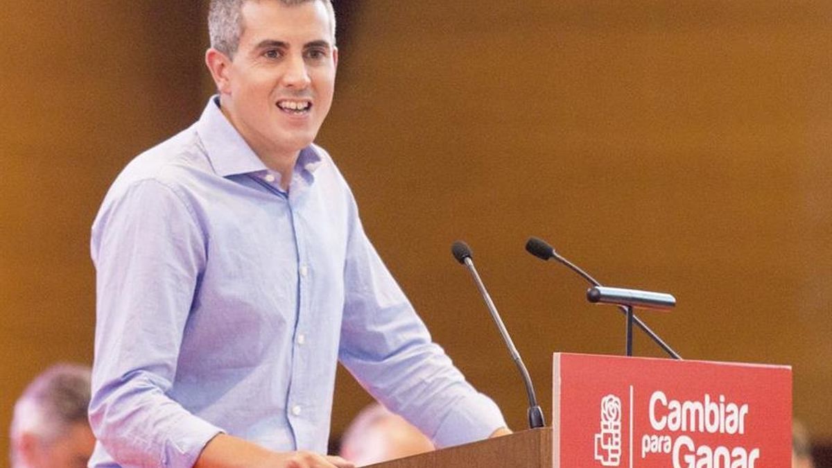 Pablo Zuloaga presidiendo un Congreso del PSOE de Cantabria. | EFE