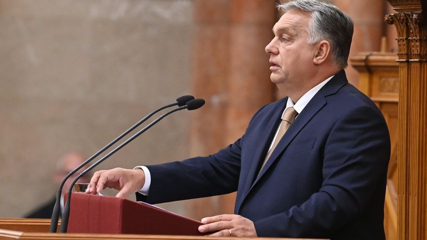 El primer ministro húngaro, Viktor Orbán, pronuncia este lunes su discurso en la jornada inaugural de la sesión de otoño del parlamento en Budapest. EFE/EPA/ZOLTAN MATHE