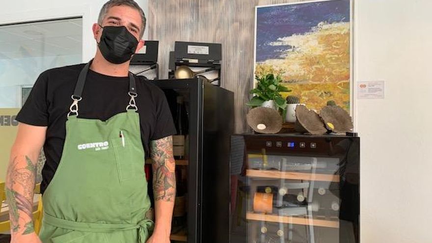 Joao Faraco con algunos de los premios ganados, incluido el de Mejor Cocinero de Canarias dentro del marco de GastroCanarias.