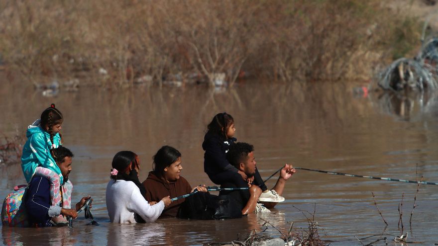 Más riesgos para migrantes en la frontera de México por el agua que EEUU cede al río Bravo