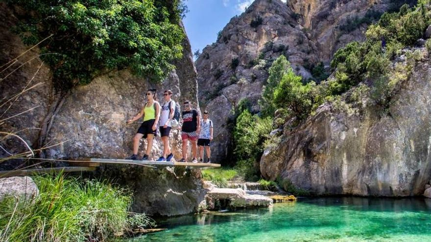 La ruta con la que disfrutar de un desfiladero calcáreo, pozas de aguas transparentes, arte rupestre y aves rapaces