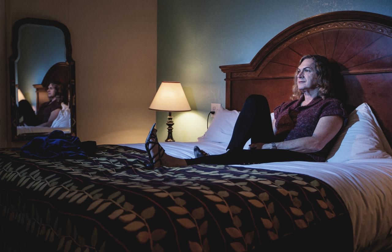 © Jessica Dimmock, para Topic. 'Northwest Passages', serie ganadora del segundo premio en la categoría de 'Retratos', Las personas transgénero de todo el mundo todavía están expuestas a un estigma y abuso social generalizado. Para muchas mujeres transgénero, llegar a un acuerdo con su 'yo' femenino es un proceso continuo