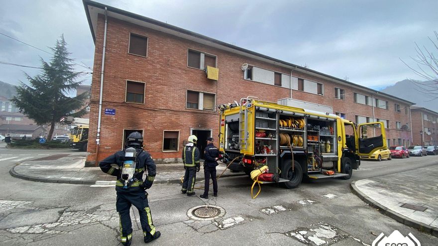 Cuatro personas heridas al declararse un incendio en su vivienda en el municipio asturiano de San Martín del Rey Aurelio