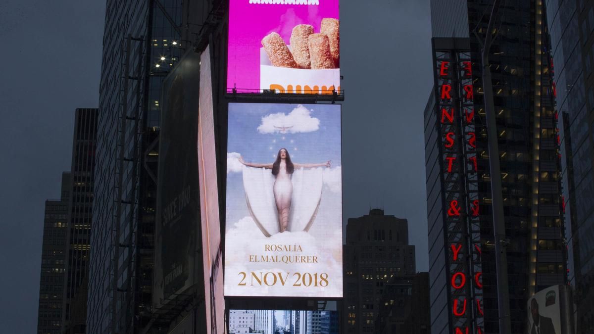 Un anuncio del disco "El mal querer" de Rosalía, con una estética de referencia a la religión, el 13 de septiembre de 2018 en una enorme pantalla en Times Square, Nueva York