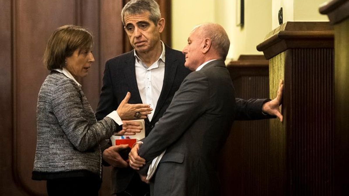 Antoni Bayona, en el centro, junto a Carme Forcadell
