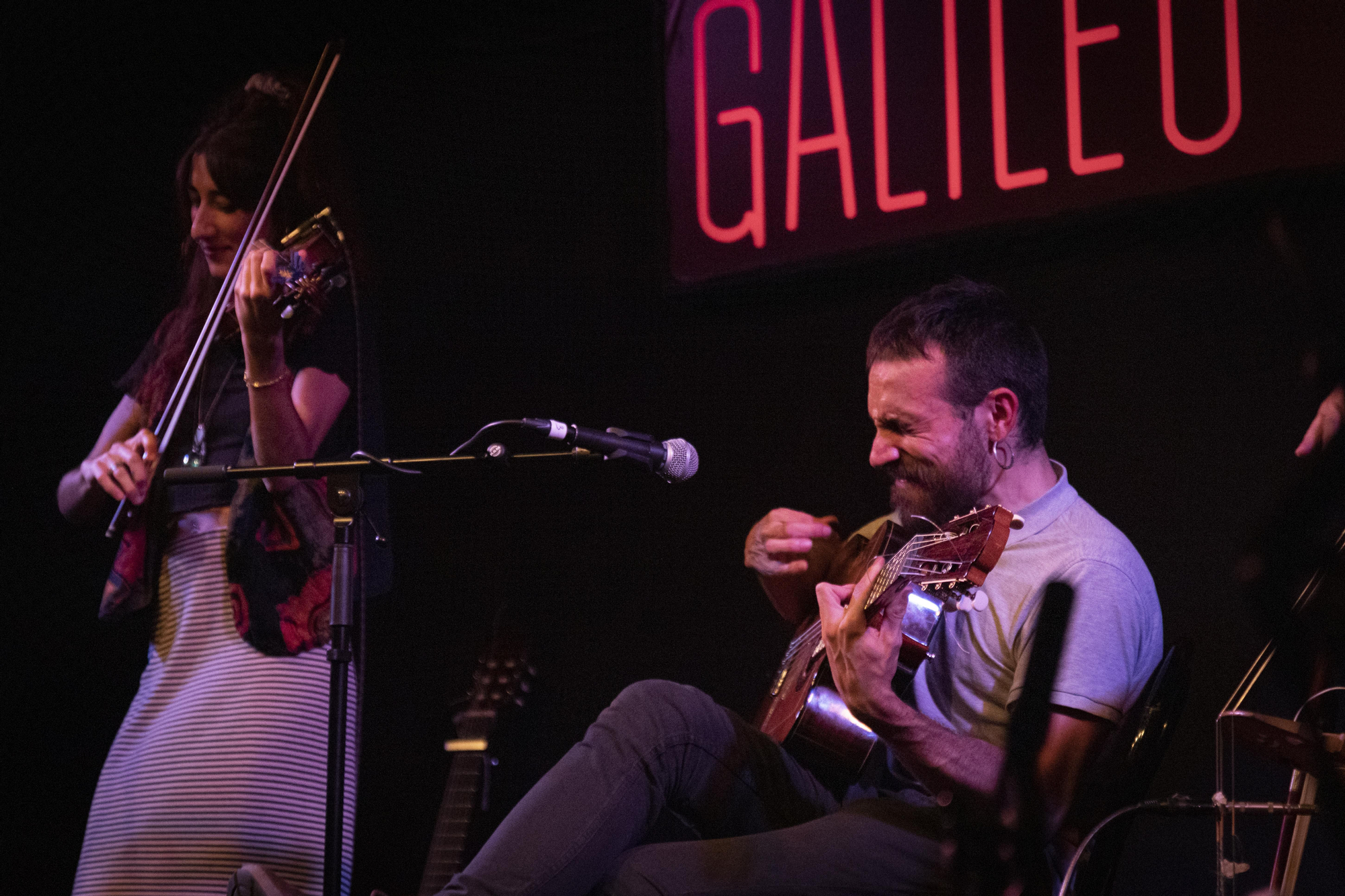 Ombligo (Ángel Cáceres y Anika) en formato banda tocando en el escenario de Galileo.
