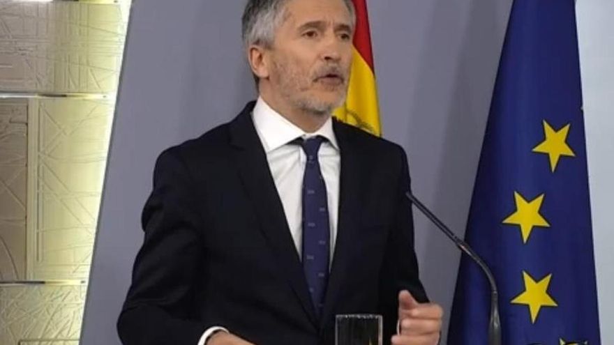 Captura de la señal institucional de Moncloa, del Ministro del Interior Fernando Grande Marlaska, este domingo durante la rueda de prensa.