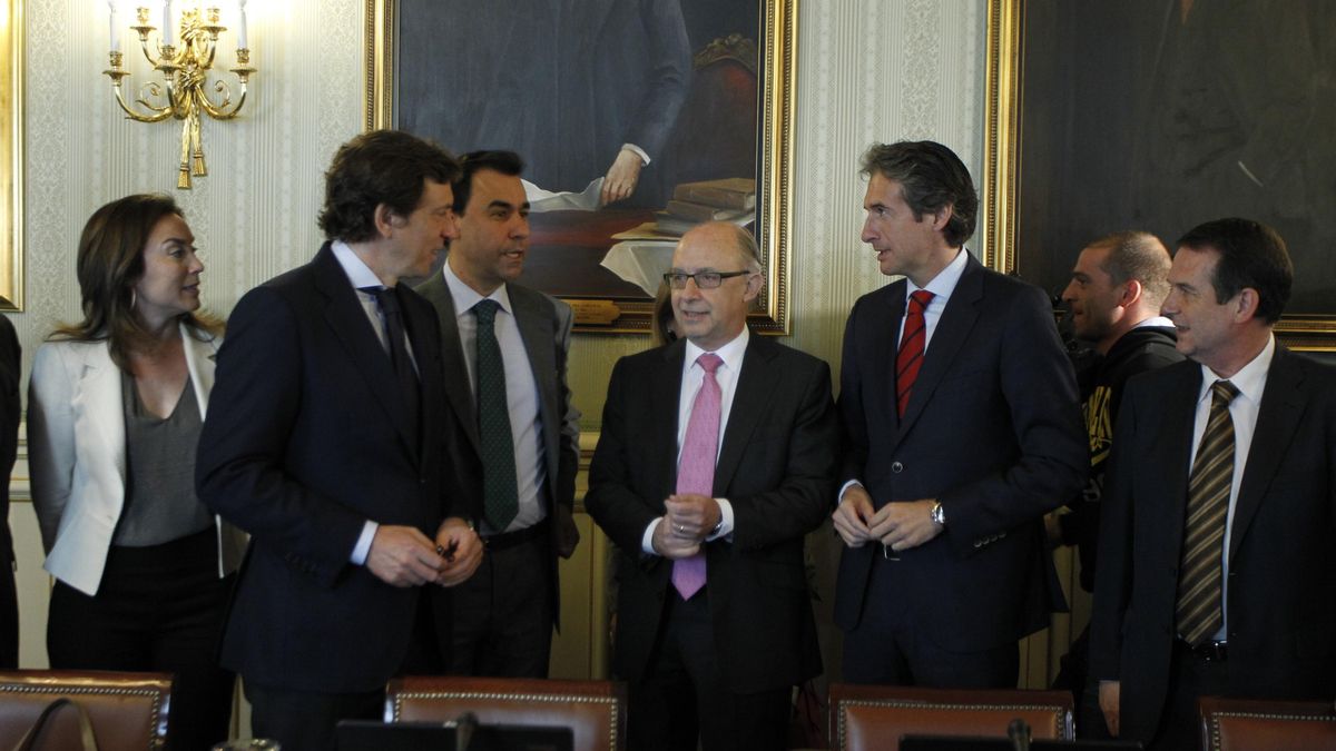 Montoro dice a los ayuntamientos que no bajará el sueldo de sus empleados, pero los Presupuestos podrán limitar subidas