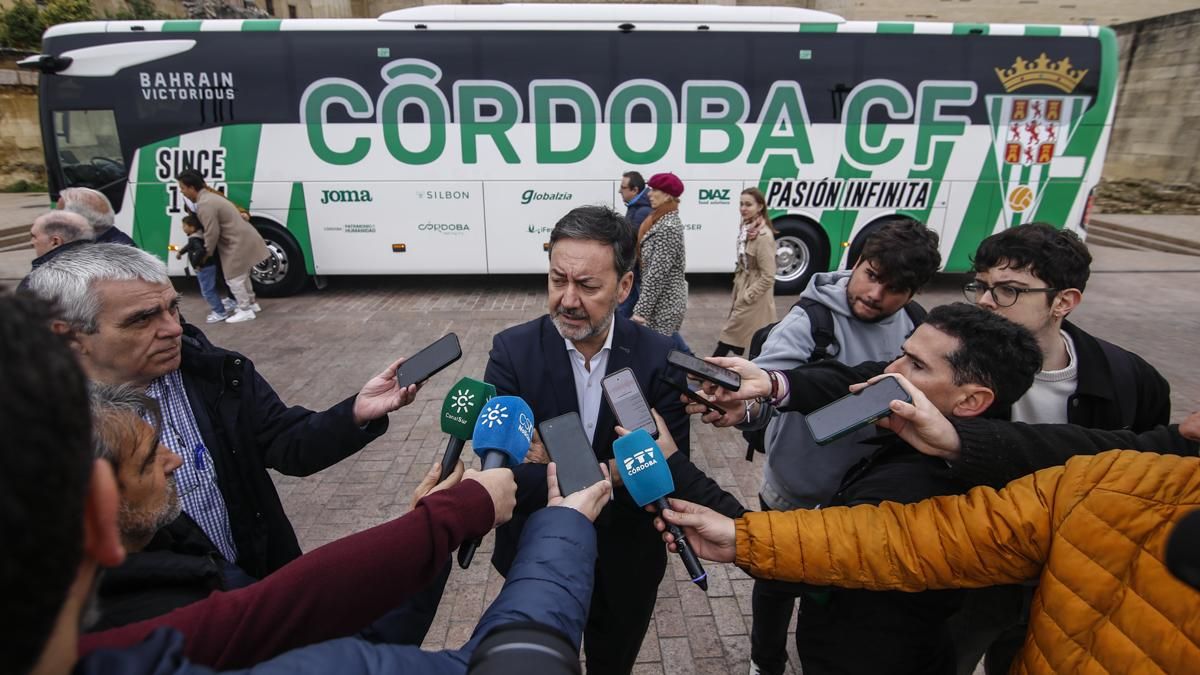 Presentación del nuevo autobús del Córdoba CF