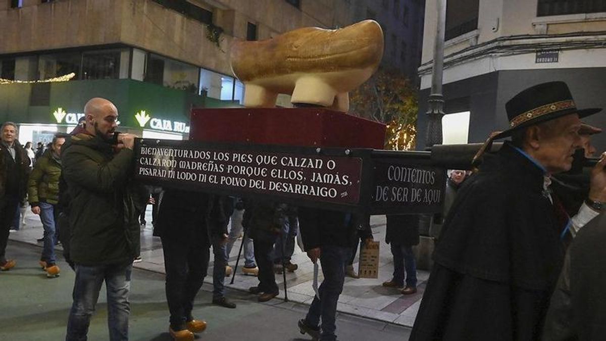 El sonido y el eco de las madreñas devuelve la tradición a las calles de León