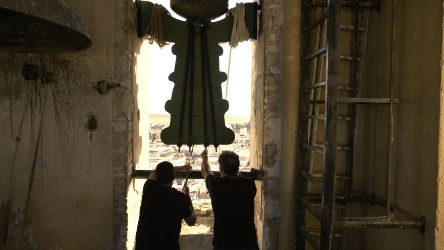 Cinco siglos volando sobre las campanas de Utrera: "A la campana se la respeta"