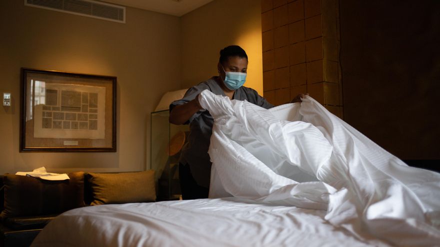 Las camareras de piso avivan su lucha en Canarias:  “La sobrecarga de trabajo afecta a nuestra salud”