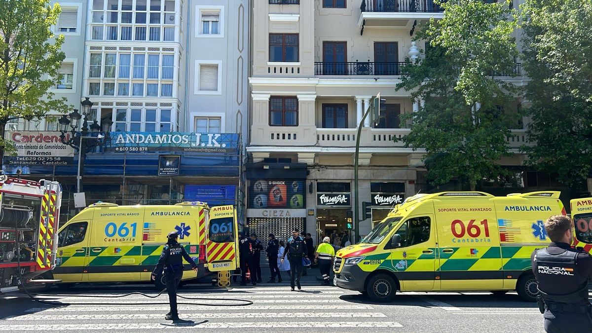 Un coche se sale de la vía frente al Ayuntamiento de Santander y atropella a tres mujeres