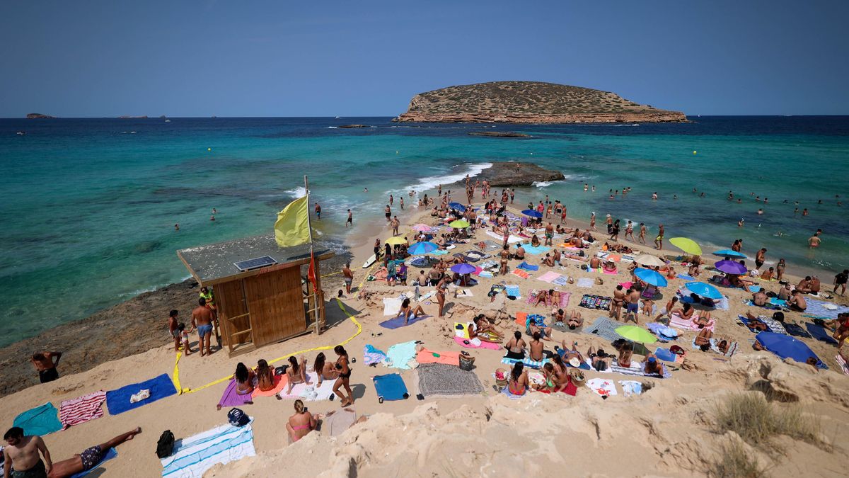 Turistas en la playa de Cala Comte