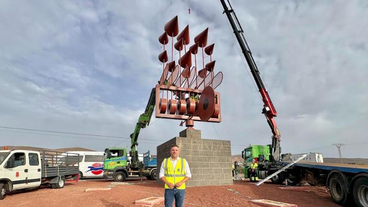 El consejero de Obras Públicas del Cabildo de Lanzarote, Jacobo Medina, junto a la escultura 'Juguete del Viento', en Arrieta, este mismo verano