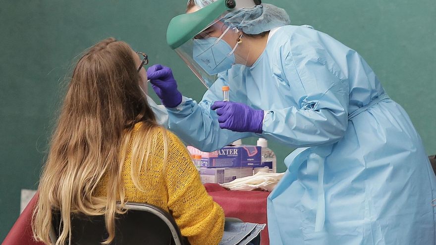 Una sanitaria realiza una prueba PCR a una joven. EFE/Gorka Estrada/Archivo