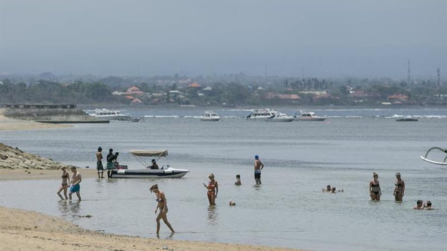 La isla de Bali perderá 70.000 turistas por la actividad del volcán Agung