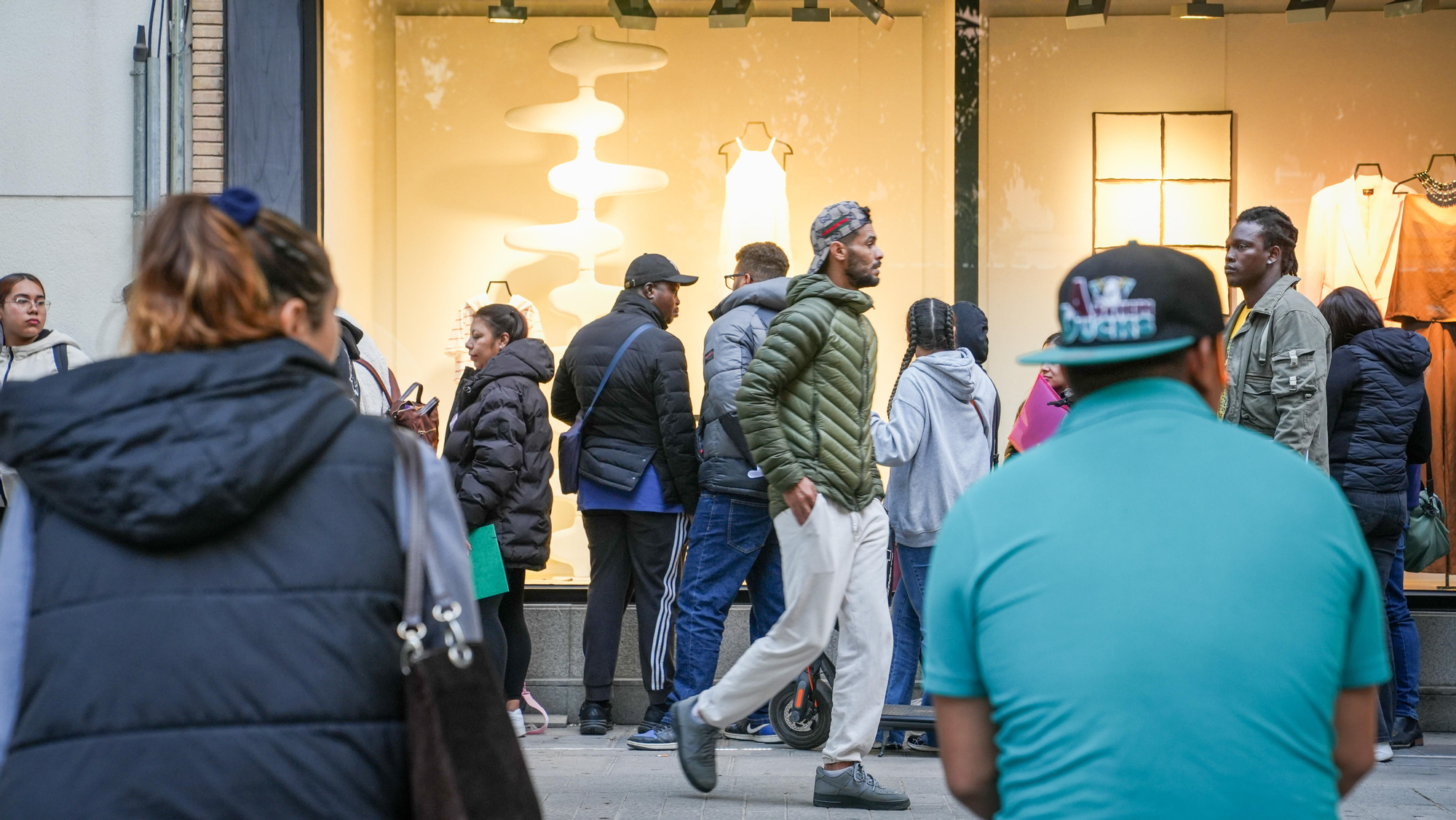 Largas colas de personas migrantes durante la atención presencial para su regularización