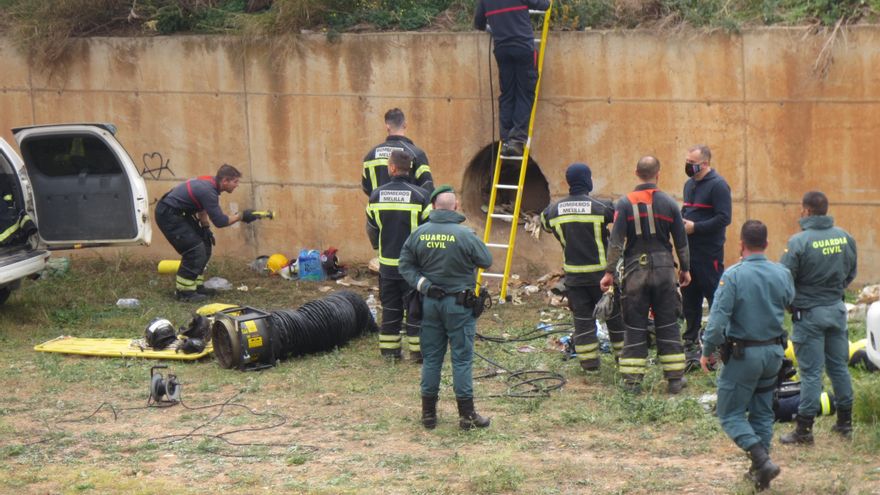 Rescatado un inmigrante que saltó la valla Melilla y quedó atrapado en un desagüe