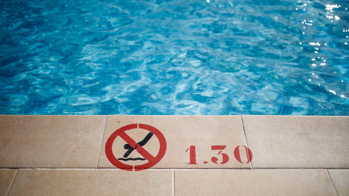Archivo - Imagen de archivo de una piscina.