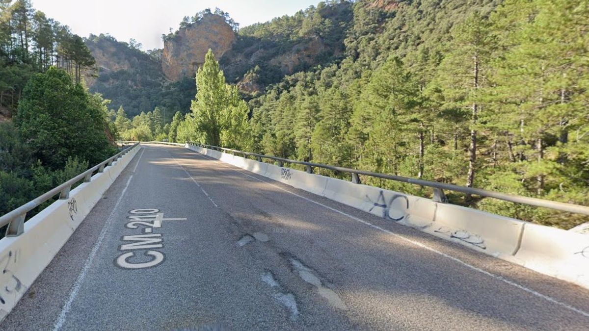 Fallece un camionero en Taravilla tras volcar y quedar sumergida la cabina de su vehículo en el río Tajo