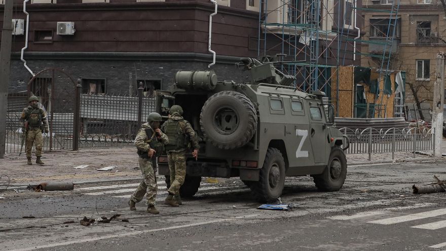 Tropas militares rusas en Mariupol, este martes. EFE/EPA/SERGEI ILNITSKY
