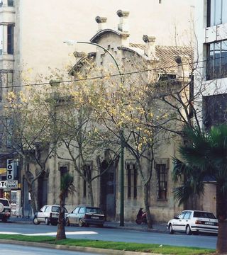 El almacén de maderas de Cayetano Segura, diseñado por Gaspar Bennàzar, otro de los edificios que cayó en manos de la piqueta en las Avenidas (fotografía de los años noventa)