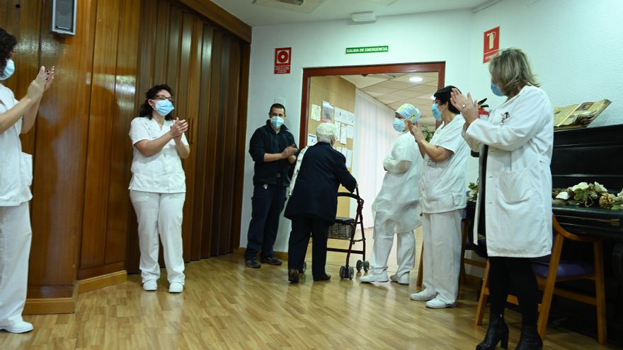 Las vacunaciones realizadas a lo largo del domingo 27 tienen un carácter simbólico y se potenciarán a partir del lunes, cuando las comunidades empezarán a recibir entregas de unas 350.000 dosis semanales.