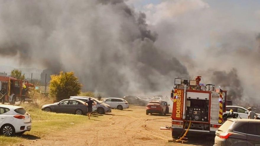 Los bomberos trabajan en la extinción de las llamas. @BombersDipcas
