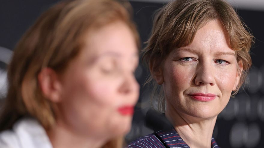 La actriz Sandra Hüller (derecha), junto a la directora Justine Triet durante la presentación de la película "Anatomía de una caída" en el Festival de Cine de Cannes, en esta ciudad francesa