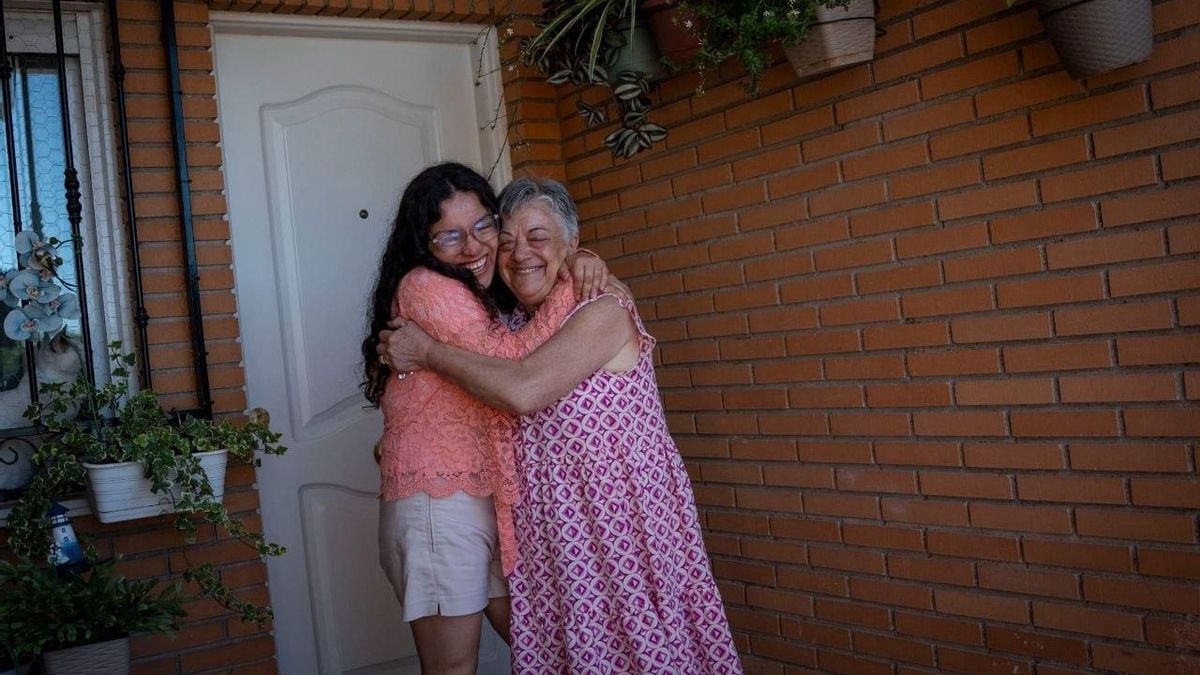 Carmen se sentía sola en 'la España vaciada' hasta que conoció a Jenny, una migrante ciega que acaba de regularizarse