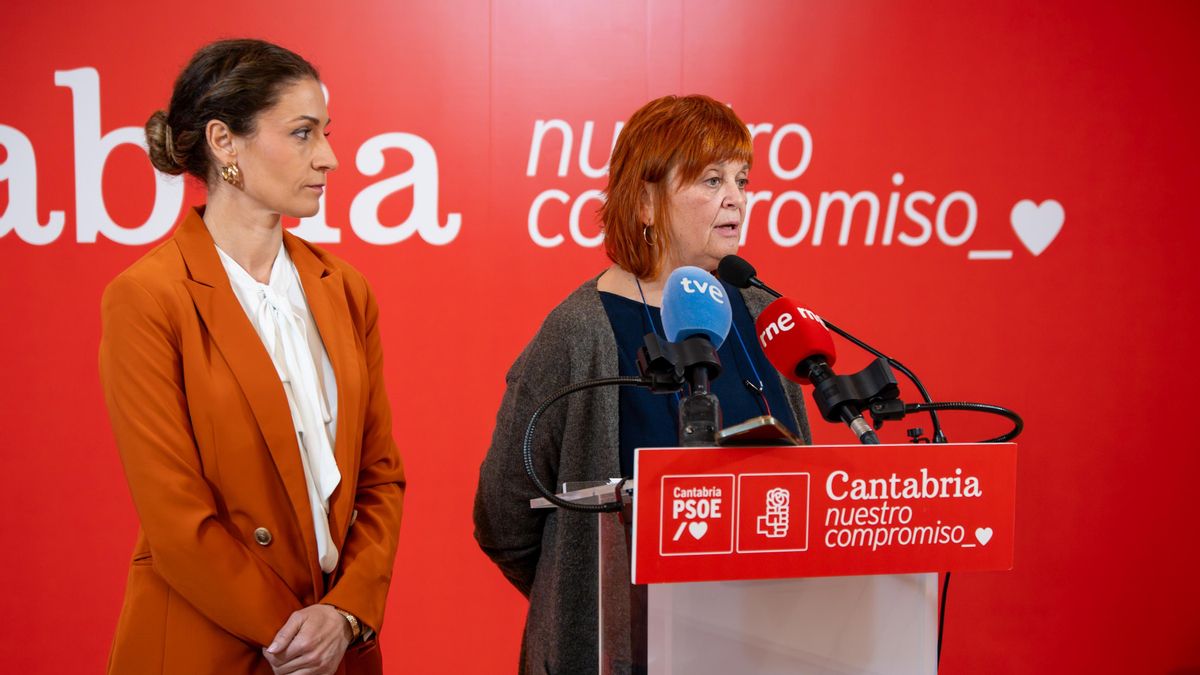 La portavoz del PSOE de Cantabria, Ainoa Quiñones, y la secretaria de Transportes y Movilidad Sostenible, Patricia Rueda, durante su comparecencia.